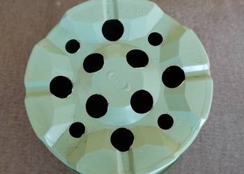 Doniczki zielone i kolorowe.