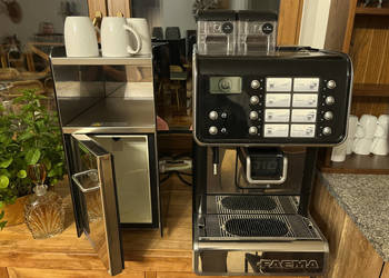 Ekspres do kawy z chłodziarką i podgrzewaczem Ekspres do kawy z chłodziarką i podgrzewaczem