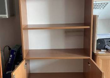 Regał z półkami i zamykaną częścią.