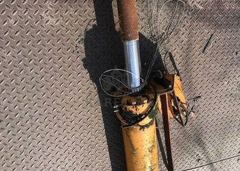 Liebherr 554 - Siłownik Wychyłu Łyźki