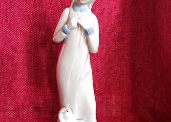 Figurka dziewczynki z pieskiem Śliczna i wdzięczna. Smukła.