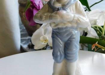 Figurka chłopca trzymającego owoc nr 482	Fiaf