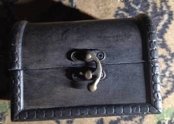 Stare drewniane pudełko.