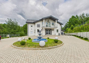 Obiekt hotelowy nad jeziorem na Mazurach.
