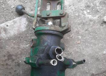 Rozdzielacz hydrauliczny kombajnu klaass?