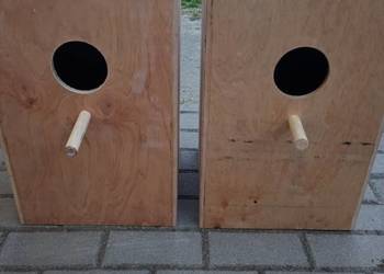 Budki lęgowe dla papug.