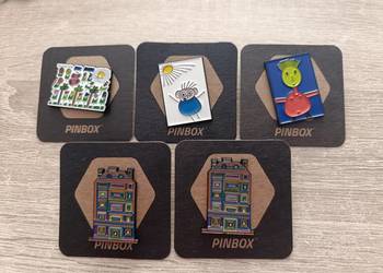 Emaliowane przypinki marki Pinbox
