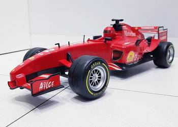 Metalowy bolid Formuła F1 z dźwiękiem i małym defektem