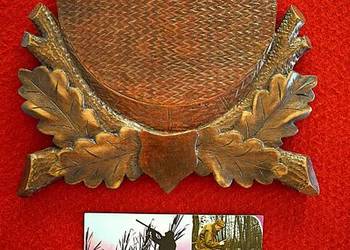 Rzeźbiona deska pod trofeum myśliwskie + pocztówka z lat 80 tych.