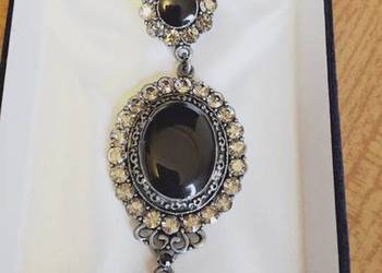 Sprzedam klasyczny wisiorek z dużym, czarnym, owalnym kamień onyksu