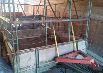 Przyczepa z możliwością przewozu bydła, koni