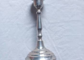 Cynowy niklowany świecznik z pasyjki, około połowy XX w. Cynowy niklowany świecznik z pasyjki, około połowy XX w.