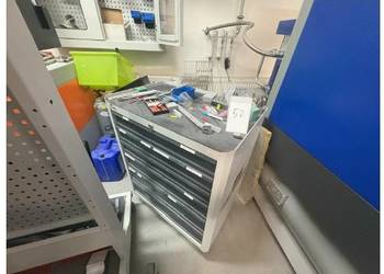 Szafka warsztatowa z narzędziami (wiertła frezy, śruby)