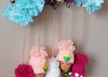 Zawieszka wielkanocna z jajek w czapeczkach. Ozdoby świąteczne. Dekoracje