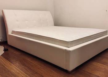 Białe łóżko glamour 160x200cm tapicerowane, ze stelażem i materacem