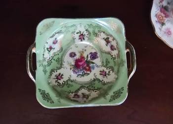 Patera zielona, Z bukietem kwiatów.