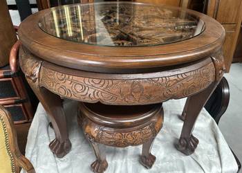 Orientalny rzeźbiony stolik z 4 wsuwanymi taboretami