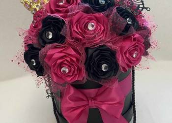 Luksusowy box handmade z wiecznymi różami w kolorze fuksji i czerni