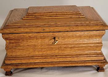 Drewniana stara ręcznie wykonana szkatułka z litego dębu o geometrycznej fo