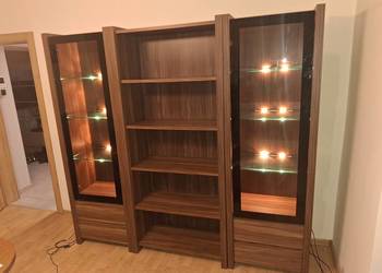 Witryna przeszklona ze stołem i komodą