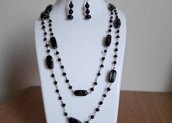 Elegancki  komplet składający się z naszyjnika i kolczyków