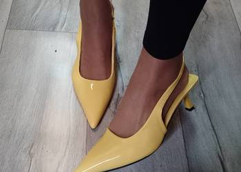 (42/43) Żółte czółenka wieczorowe z odkrytą piętą, NOWE