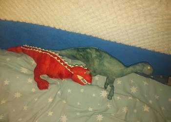 Dwa pluszowe dinozaury z Dinozaura Disney'a