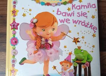 Mała dziewczynka Kamila bawi się we wróżkę