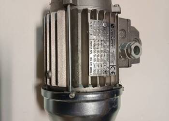 Trójfazowy silnik 120 W, 860 obr/min.