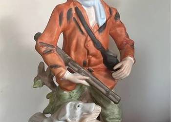 Figurka myśliwego z psem. Bez sygnatury.  Piękna figurka biskwitowa.   Cena Figurka myśliwego z psem. Bez sygnatury.  Piękna figurka biskwitowa.   Cena