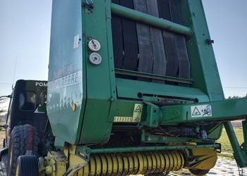 Prasa belarka . Prasa rolujaca John Deere 590 .szeroki podbieracz