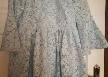 Niebieska koronkowa sukienka.