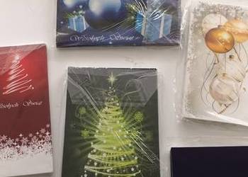 Zestaw kart świątecznych z kopertami.