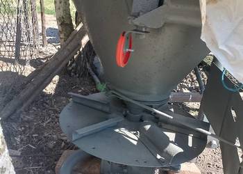 Rozsiewacz nawozów typu lej