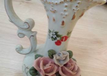 wazon dekoracyjny z różami