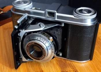 Zabytkowa kamera filmowa Voigtländer Vito: składany wizjer z lat 1947–1950,