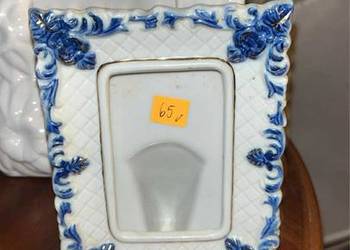 Porcelanowa, biała, stojąca ramka na zdjęcia. Z granatowym