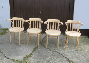 Stare krzesła z podłokietnikami.