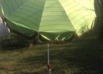 Parasol ogrodowy z uchylną czaszą.