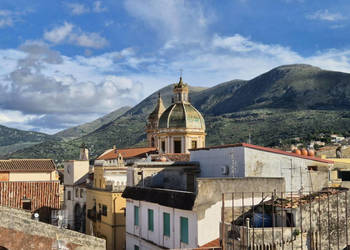 Na sprzedaż – część kamienicy Carini Sycylia