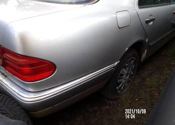 Mercedes W210 tylny blotnik