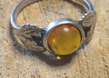 Srebrny pierścionek z bursztynowym oczkiem. G5. Vintage