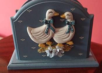 Drewniany serwetnik z gąskami. Drugi z krówką Drewniany serwetnik z gąskami. Drugi z krówką