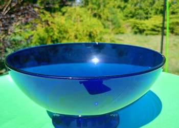 Szklana misa w kolorze kobaltu na postumencie.