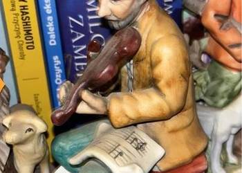 Figurka grajka skrzypce, z nutami. Biskwit