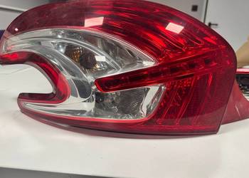 Peugeot 208  2013 rok, lampa lewy tył 9672628282-01