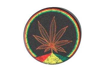 Młynek do Suszu z Pomarańczowym Liściem Marihuany Otoczony Kolorami Reggae