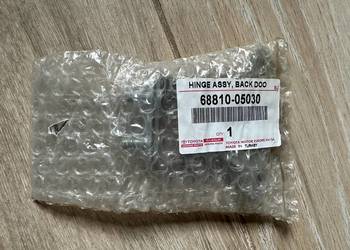 Toyota Avensis T270 kombi Zawias bagażnika lewy 68810-05030