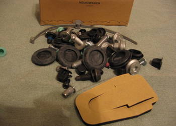 8U0098619A AUDI Q3 Zestaw mocujący drzwi przód. NOWY ORYGINAŁ