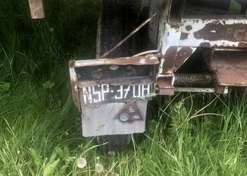 Przyczepa z wywrotem na boki